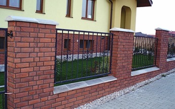 plot s tehlovým obkladom v rovnakom farebnom odtieni ako obklad soklu